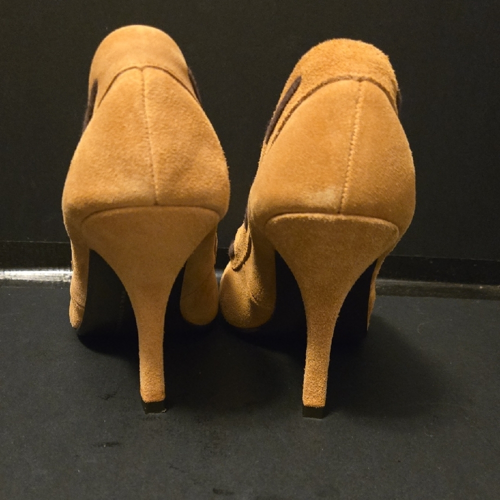 Chinese Laundry Tan Heels with Gold Accents - Picture 3 of 8